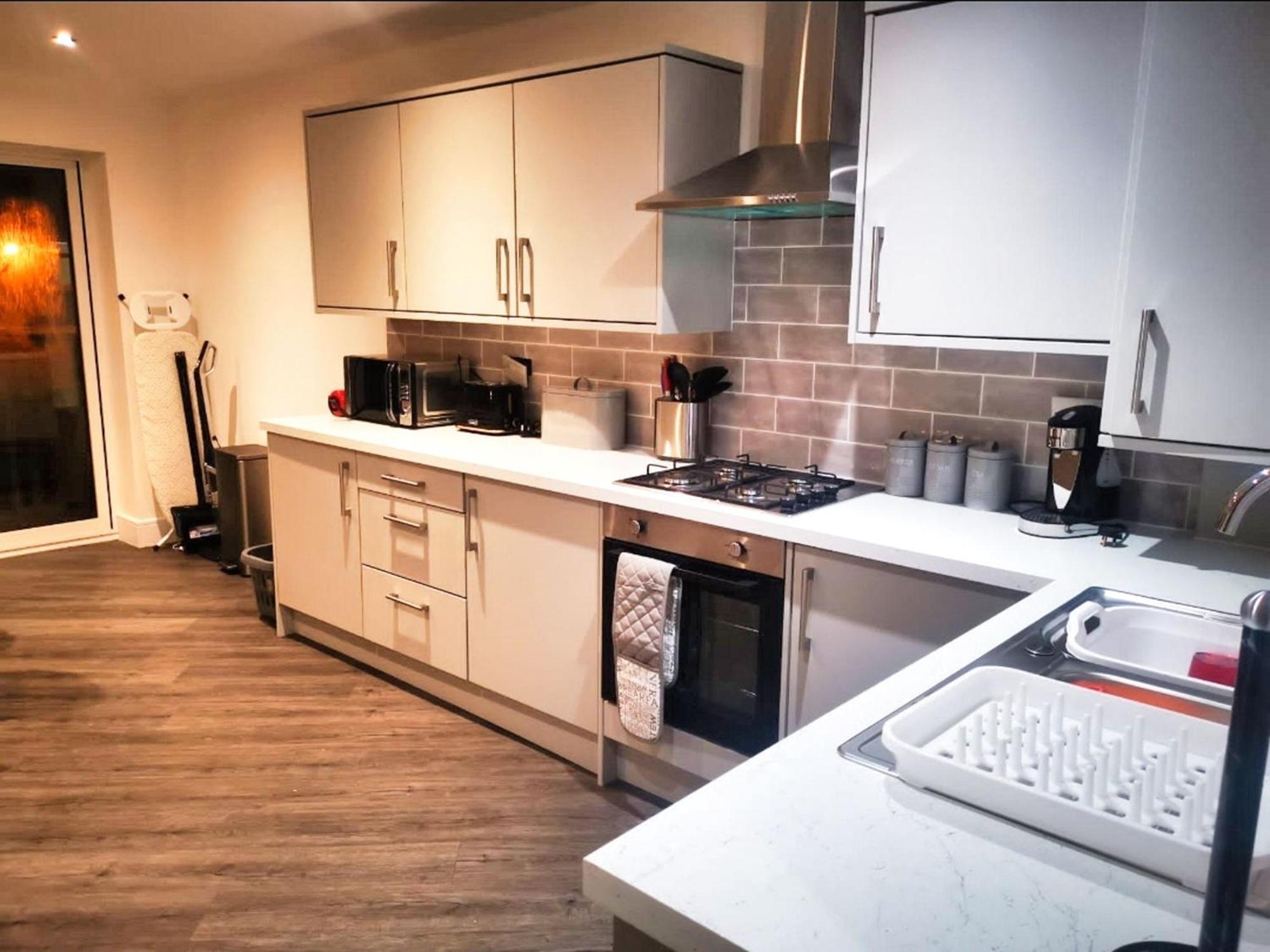 Rotherham - Rawmarsh - Great Customer Feedback - 2 Bed Bungalow - New Build - High End Furnishings - Wheel Chair Accessible - Large Enclosed Garden - Dog Friendly Bagian luar foto